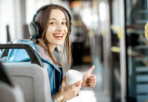Conservatoire danse et musique : Accord Parfait entre études et épanouissement artistique - Female passenger using public transport