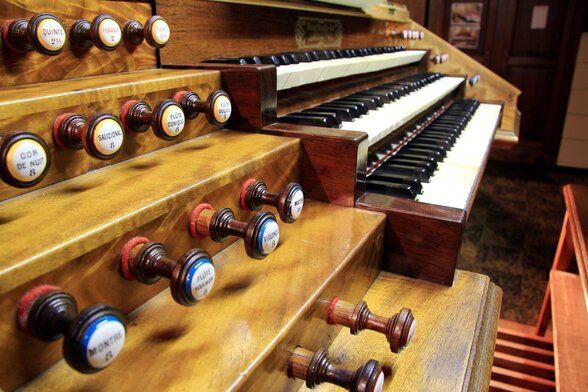 Claviers et tirants de jeux d’un orgue