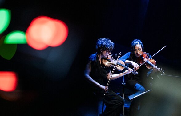 Deux violonistes en concert