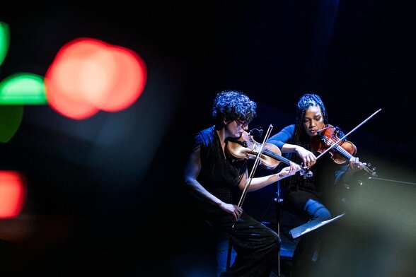 Deux violonistes en concert